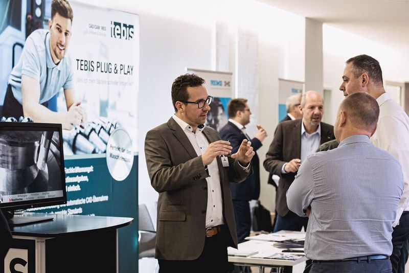 In den Pausen ging es in die Ausstellung.  (Bild: Stefan Bausewein)