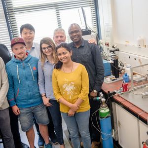 Das Forschungsteam: Patrick Wilde, Martin Muhler, Thomas Quast, Yen-Ting Chen, Corina Andronescu, Harshitha Barike Aiyappa, Wolfgang Schuhmann und Justus Masa (von links)