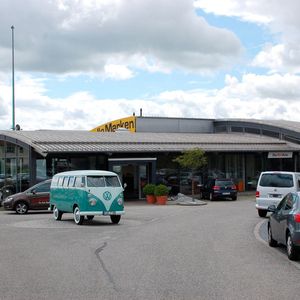 Das spanische Fabrikat ist in die bisher vom Gebrauchtwagenkonzept „Aut.OS“ genutzten Räume eingezogen.(Bild:  Ostermaier)