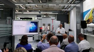 Einen ersten Blick auf die AMB-Neuheiten durften Journalisten aus dem gesamten deutschen Sprachraum bei Mapal werfen. Interessante Werkzeuginnovationen undtiefes Knoe-hoe sollen Anwender dabei unterstützen, auch in Zukunft wettbewerbsfähig zu produzieren. (Bild: Maschinenmarkt/rw)