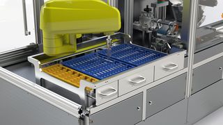 Die manuelle Einzelzuführung der zu etikettierenden Produkte ist nicht mehr notwendig – ein Roboter greift sich die Vials, Spritzen und Karpulen und legt sie sicher in die Etikettierstation. (Bild: Herma)