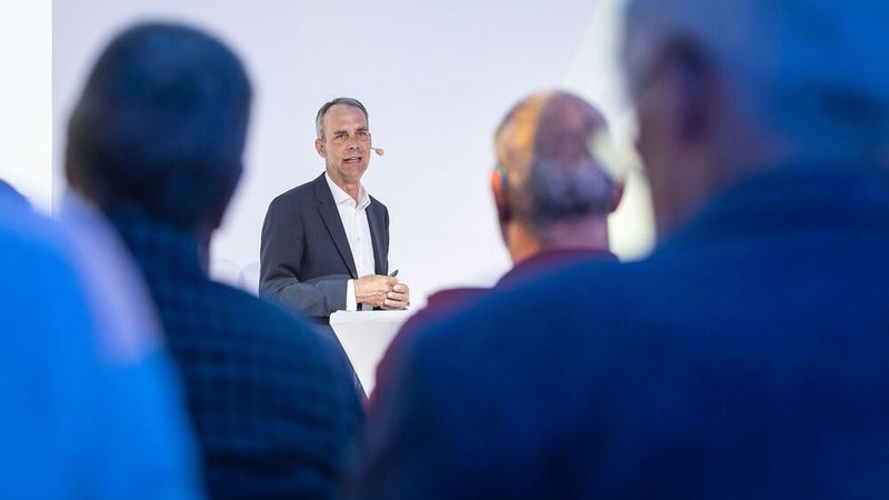 Bevor die Reparatur am Golf VII startete, gab Bernd Grünninger (Dekra) eine Schadeneinschätzung ab. (Bild: Stefan Bausewein)