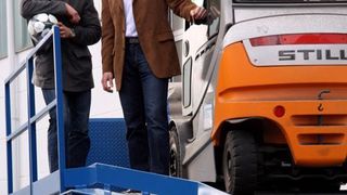 Bei der Auslieferung und Übergabe der mobilen Verladerampe an einen Schweißgranulat-Hersteller wurde Butt-Vertriebsleiter Henning Butt durch seinen Bruder, den Bayern-München-Keeper Hans Jörg Butt, unterstützt. Bild: Butt Verladerampen (Archiv: Vogel Business Media)