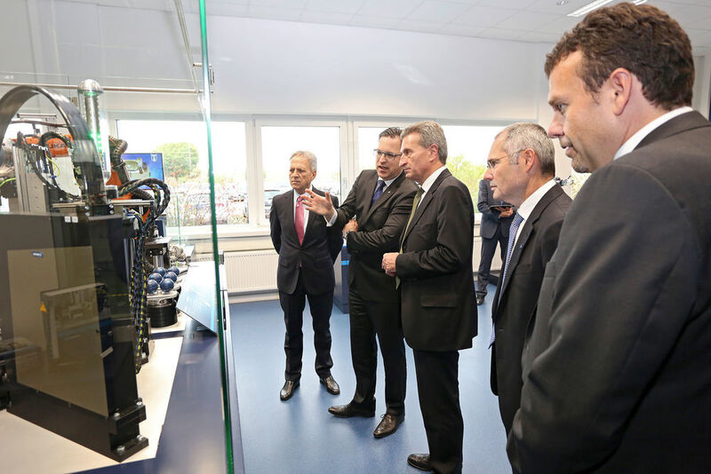 Am Beispiel einer sich selbst organisierenden Montagezelle verdeutlichte Schunk dem EU-Kommissar Günther Oettinger das komplexe Zusammenspiel vernetzter Schunk-Greifer und Handhabungsmodule. (Bild: Schunk)