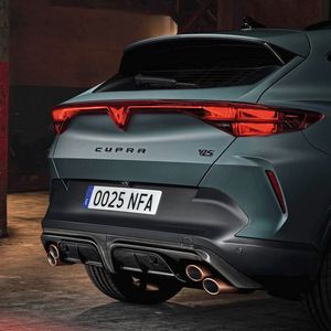 Vier diagonal angeordnete Endrohre mit kupferfarbenen Akzenten verweisen auf den Rennsportcharakter.(Bild:  Cupra)