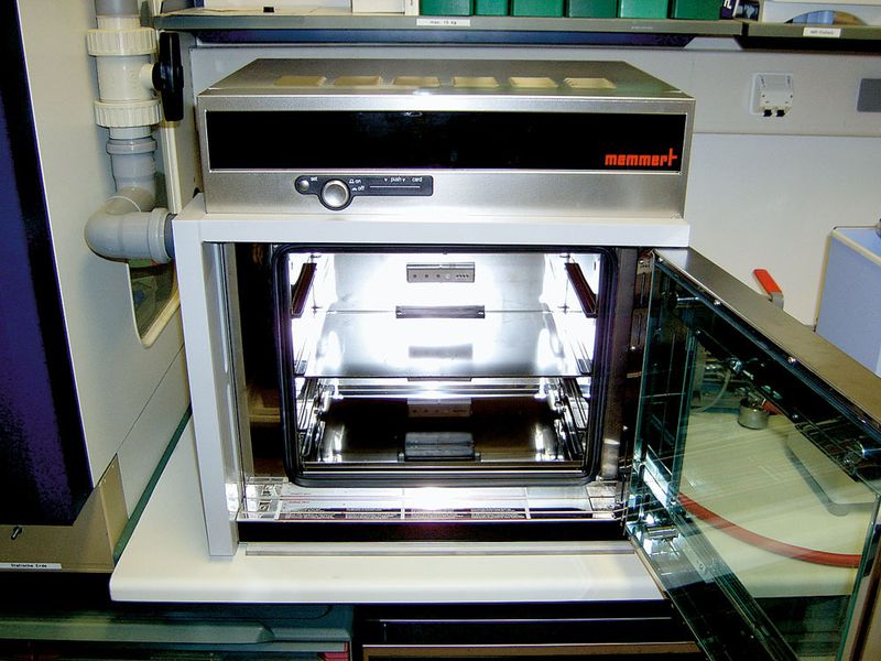 Abb.2a: Gesamtansicht der am Trockenschrank installierten Absaugung. (Archiv: Vogel Business Media)