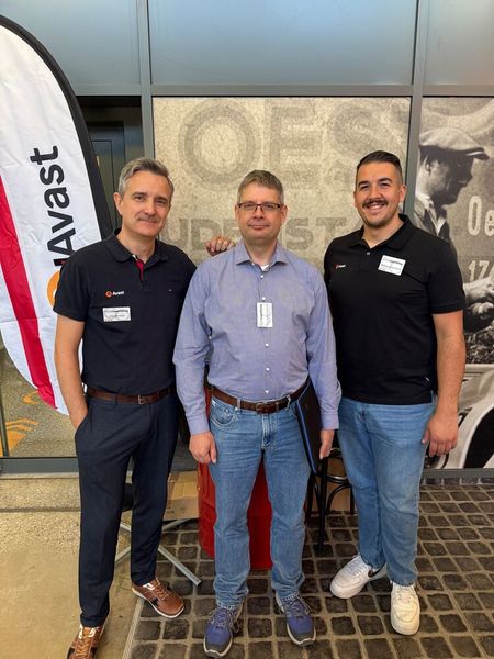 Alles dreht sich um Antivirus-Lösungen bei Hardo Holz und Boban Gavrilovic (Avast) mit Tim Schumacher (m., Seidemann Solutions). (Bild: Vogel IT-Medien GmbH)