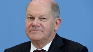 Bundeskanzler Olaf Scholz weilt in China. Heute gab es Gespräche mit dem Ministerpräsidenten Li Qiang. Wie Scholz bekräftigt, hat er dabei auch gewisse unfaire Methoden mit Blick auf deutsche Unternehmen angesprochen, die deshalb in China nicht recht vorankommen ... (Bild: Associated Press)