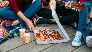 Es ist kein Zufall, wenn sich Domino’s Pizza per WhatsApp meldet. (© igor_kell - stock.adobe.com)