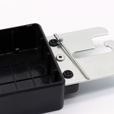 Der Gesipa-Blindniet Universalgrip kommt beispielsweise bei industriellen Kunststoff-Metall-Verbindungen zum Einsatz, bei denen Störkanten oder die Bauteilgeometrie den Zugang zum Setzpunkt begrenzen.  (Bild: Gesipa)