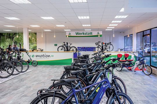 Das Autohaus Tölke und Fischer ist über seine Mobilitätssparte Mofuma in den Handel mit Zweirädern eingestiegen. In Moers hat es einen E-Bike-Store eröffnet. Das Autohaus Tölke und Fischer ist über seine Mobilitätssparte Mofuma in den Handel mit Zweirädern eingestiegen. In Moers hat es einen E-Bike-Store eröffnet.