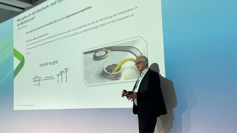 Dekra-Manager Michael Tziatzios gab Tipps für den Umgang mit elektrifizierten Fahrzeugen im Bestand. (Bild: Achter – VCG)