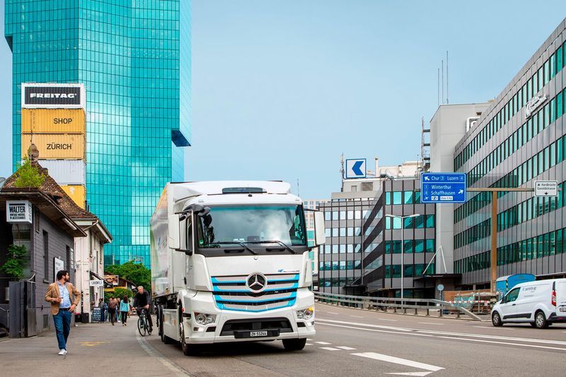 Eine Erfahrung mit dem E-Actros: Bei langsamen Geschwindigkeiten im Stadtverkehr ist er für Fußgänger und Radfahrer kaum hörbar. (Mercedes)