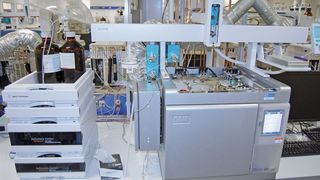 Abb. 1: Das für die Analyse der Mineralölrückstände eingesetzte LC-GC-System.  (Bild: Axel Semrau)