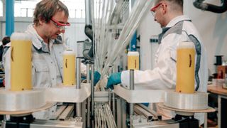Pultrusion ist ein vollautomatisches Fertigungsverfahren, bei dem Fasern durch ein Harzbad geführt und als getränktes Material anschließend durch eine beheizte Form gezogen werden. Im ausgehärteten Zustand entsteht ein Profil mit besonders hoher mechanischer Festigkeit. (Bild: Fraunhofer IWU)