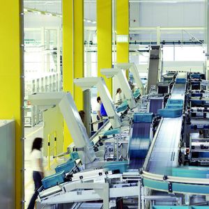 Bild 1: Mit multiplantfähigen und multilingualen Lagerverwaltungssystemen lassen sich nicht nur die Lager- und Produktionsbestände, sondern auch die Materialflüsse  an allen weltweit verteilten Standorten zentral und in Echtzeit abbilden.