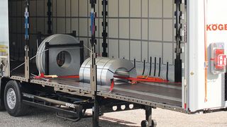 Der Kögel Cargo Coil Rail ist ein multimodal einsetzbarer Auflieger für den Transport von Coils und Spaltbändern. Er bietet durch den höhenverstellbaren „FlexiUse“-Aufbau mehr Platz. (Kögel)