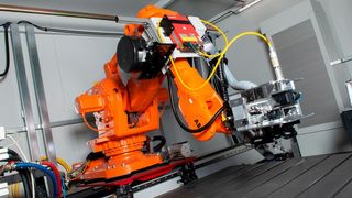 Am Fraunhofer IPT in Aachen forscht man am Laserstrukturieren großer Bauteiloberflächen. Das soll mit Unterstützung von Industrierobotern und einigen pfiffigen Ideen dann nicht nur produktiv sondern auch günstig klappen. Hier mehr dazu ... (Bild: IPT)