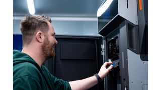 Laddove la produzione tradizionale di utensili raggiunge i propri limiti economici, spesso entra in gioco il valore aggiunto della stampa 3D industriale. (Bild: Daimler Trucks & Buses)