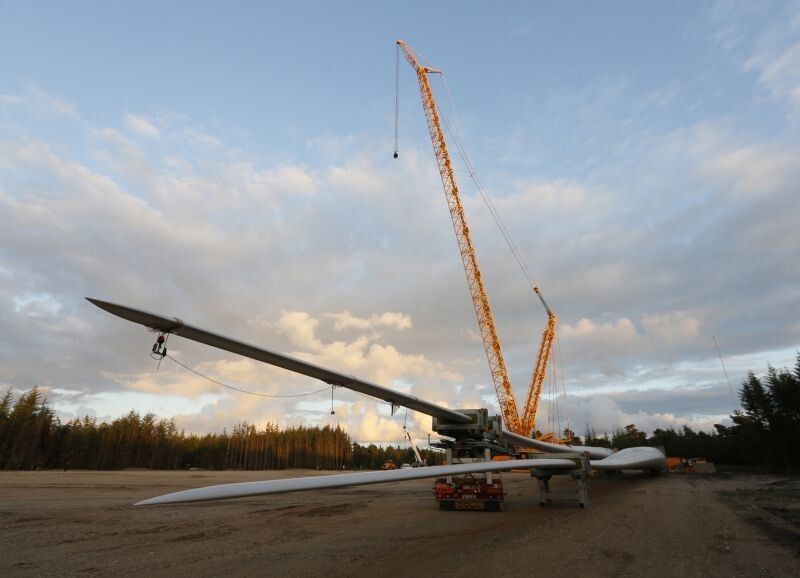 Der erste Prototyp der Weltrekord-Windturbine auf dem Weg durch Dänemark, bei Aufbau und Tests (Siemens)