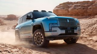 Trotz eines Leergewichts von 3,5 Tonnen kann sich der gut abgedichtete Yangwang „U8“ eine halbe Stunde lang über Wasser halten. (Bild: BYD)