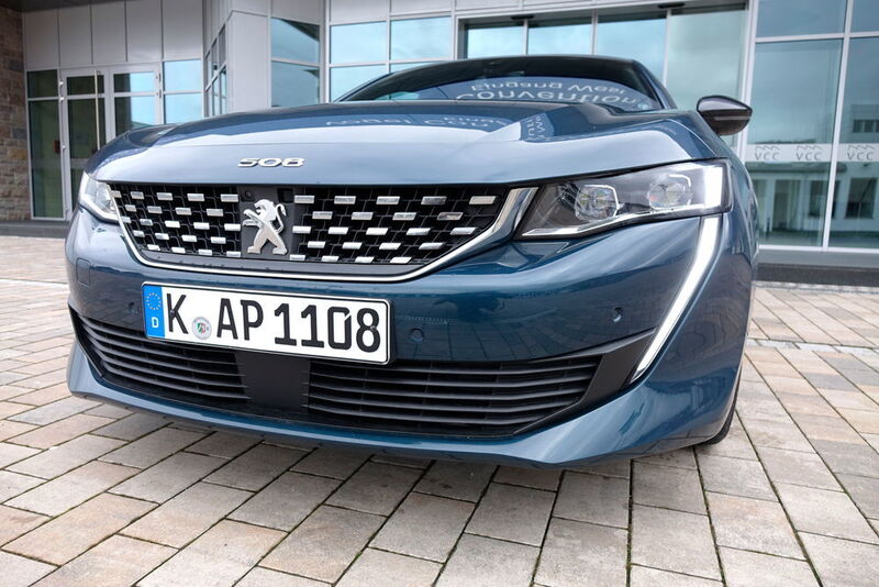 Wie beim 504 ist der Löwe nun mittig im Kühler platziert und die Modellbezeichnung findet sich auf der Motorhaube wieder. (»Automobil Industrie«/Jens Scheiner)