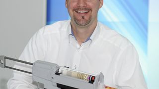 Rot, gelb, grün – der neuartige 2-Komponenten-Konstruktionsklebstoff 3M Scotch-Weld 7270 B/A mit Haltbarkeits- und Farb-Indikator ist eine weltweit einzigartige Innovation. Erfunden hat sie der 3M Forscher Dr. Adrian Jung. (Bild: 3M)