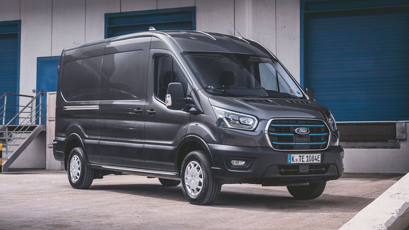 Mit 135 kW/184 PS oder 198 kW/269 PS und einer Reichweite von knapp über 300 Kilometern überholt der E-Transit fast alle seiner prominenten Klassenkameraden. (Bild: Ford)