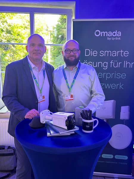 (v. l.) Kai-Helmar Klein und Axel Klopfer von TP-Link brachten ihre neuesten Produkte mit. (Bild: Vogel IT-Medien)