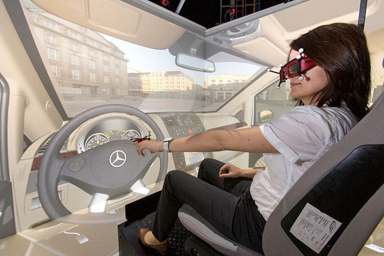 Die virtuelle 3D-Welt beim Projekt „Cave“ simuliert mit Hilfe von Rückprojektoren das virtuelle Cockpit eines künftigen Fahrzeugs. (Foto: Ralf Schütze)