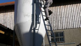 Klettern überflüssig: Lotmesstechnik übernimmt die Füllstandsmessung im Silo.  (Bild: UWT)