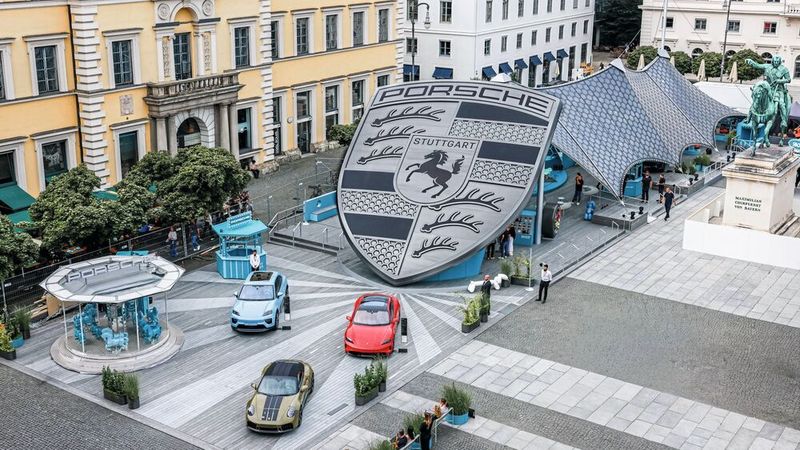 Porsche rückte auf seinem Stand nicht nur die Marke ganz in den Mittelpunkt, sondern erwies auch dem Veranstaltungsort mit einer Standarchitektur in Anlehnung an das Olympiastation eine Referenz. (Bild: Porsche AG)