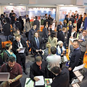 Ins Gespräch kommen: Auf einer Jobmesse können sich Arbeitgeber präsentieren und Arbeitnehmer die eigenen Chancen auf offene Positionen klären.