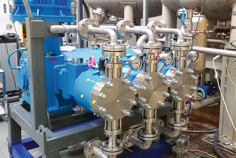 Triplex-Membranpumpe mit modifizierter Rohrleitungsführung. (Bild: Lewa)