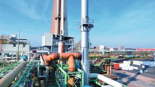 Die für 9 Mio. Euro modernisierte Anlage verbrennt die Abluft von 30 Produktionsbetrieben im Chempark Dormagen bei Temperaturen oberhalb von 800 °C jetzt noch effizienter und klimaschonender.  (Bild: Currenta)