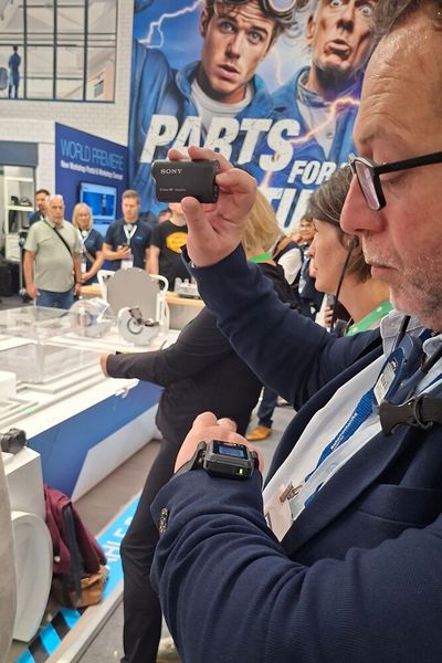 Moderne Videotechnik: Die kleine Kamera in der rechten Hand liefert ihre Bilder direkt auf den Minibildschirm am Handgelenk. (Bild: Dominsky – VCG)