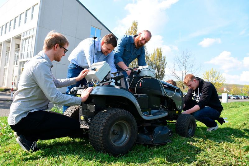 Stolz präsentieren (v.l.) Lars Schmid, Benjamin Stahl, Daniel Stegmann, Michael Schwenk und Marvin Uhr das Teamergebnis - hier die Raspberry-Pi-Variante des Traktors. (Fachhochschule Bingen)