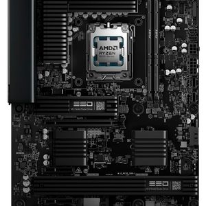 Im Gegensatz zu früheren Area-51-Modellen kommt in der aktuellen Version des Gaming-Towers ein Mainboard im Standard-ATX-Format zum Einsatz. Es basiert auf dem X870E-Chipsatz von AMD. Das Board bietet Platz für insgesamt drei SSDs im M.2-2280-Format.(Bild:  Dell Technologies)