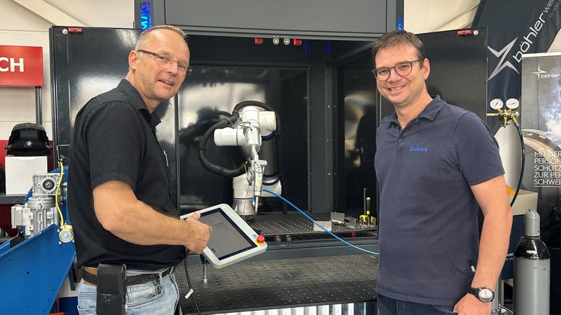 Links: Teamleiter Schweißtechnik (Schweißfachmann) Uli Burkart. Rechts: Geschäftsführer Christopher Schaus.  (Bild:  Wemag)