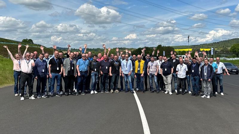 Große Freude nach bestandenem Fahrsicherheitstraining: die Vertreter der Top-25-Betriebe 2022 der OTLG (Bild: OTLG)