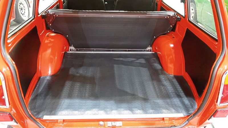 So war das damals: Ein bisschen Gummimatte, ein bisschen Pappverkleidung, der Rest lackiertes Blech: Fertig war der Laderaum eines Kombis. (Bild: Dominsky – »kfz-betrieb« )