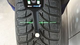 Digital + Laser = schnell + einfach? Ob das auch im Fall Profiltiefenmessung zutrifft, haben  »kfz-betrieb« und die Hahn Akademie in einem Vergleich untersucht. (Bild: Dominsky –  »kfz-betrieb«)