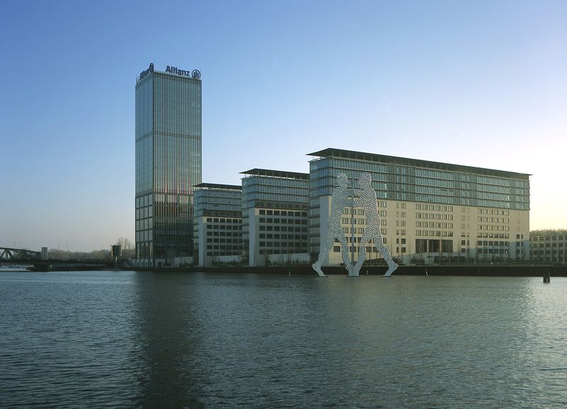 Platz 11 des Rankings der wertvollsten deutschen Marken belegt Allianz. Der Münchner Versicherungskonzern und Finanzdienstleister erwirtschaftete im vergangenen Jahr fast 111 Milliarden Euro und beschäftigte 148.000 Mitarbeiter weltweit. Das Bild zeigt die Allianz Treptowers in Berlin. (Bild: Allianz)