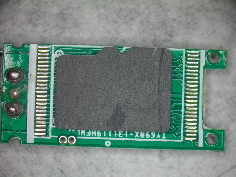 Auch bei USB-Sticks gibt es Fälschungen von Markenprodukten. Hier wird eine No-Name-Micro-SD-Karte als NAND-Chip verwendet.  (Bild: CBL )