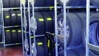 Regale von Scholz Regalsysteme passen sich an unterschiedliche Reifenformate an und sparen somit Platz.  (Foto: Friedel-Beitz)