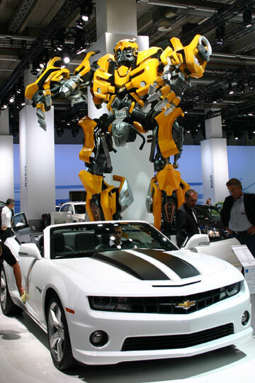 Eyecatcher am Mittelgang: Die Wache am Corvette-Cabrio übernahm ein Roboter-Modell aus dem Kino-Knaller „Transformers 3“. (Rehberg)