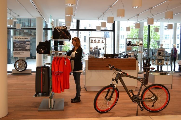Die Shoppingzone bietet vom Bike bis zur Brille so ziemlich alles, was das Kundenherz begehrt. (Foto: Hiemann)