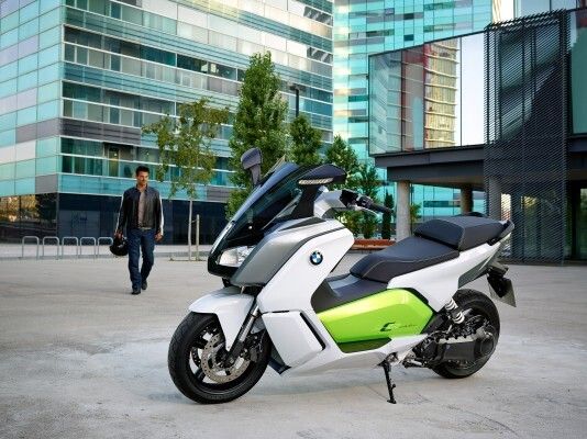 Zusätzlich dient der Torque Control Assist dazu, bei starker Rekuperation und entsprechendem Schleppmoment ein Blockieren des Hinterrads, besonders auf glatten Fahrbahnen, zu unterbinden. (BMW)