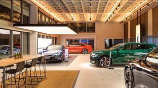 Voller Schauraum, keine Kunden: Das fast schon gewohnte Bild im Automobilhandel ist derzeit noch deutlicher ausgeprägt. Dem Einzelhandel fehlen die Kauf-Impulse. (Bild: Audi)