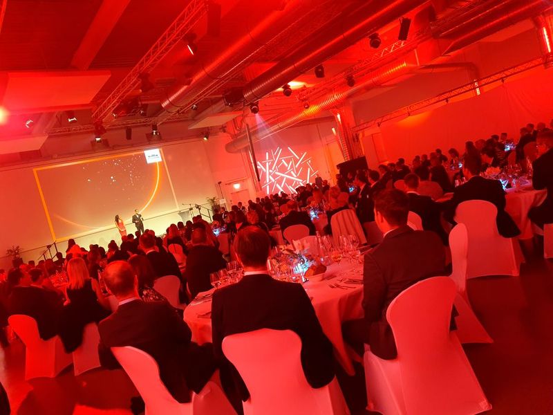 Über 200 geladene Gäste feierten die Gewinner der Meilenstein-Awards. (Bild: PROCESS)